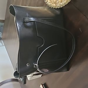 Black purse. Outer pocket, centerzipper pocket, side storage.